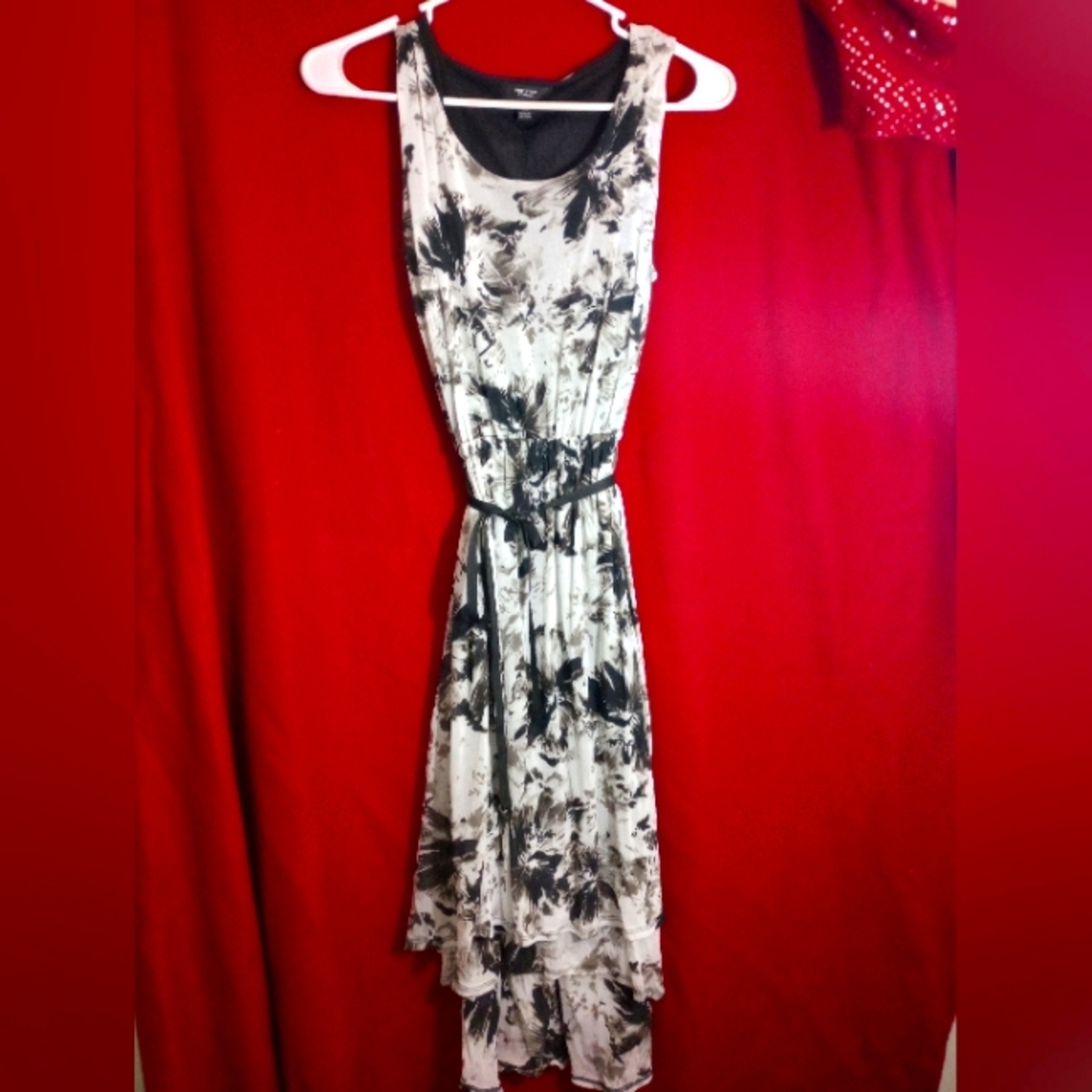 Elegant Black and White Women's Sleeveless Dress
